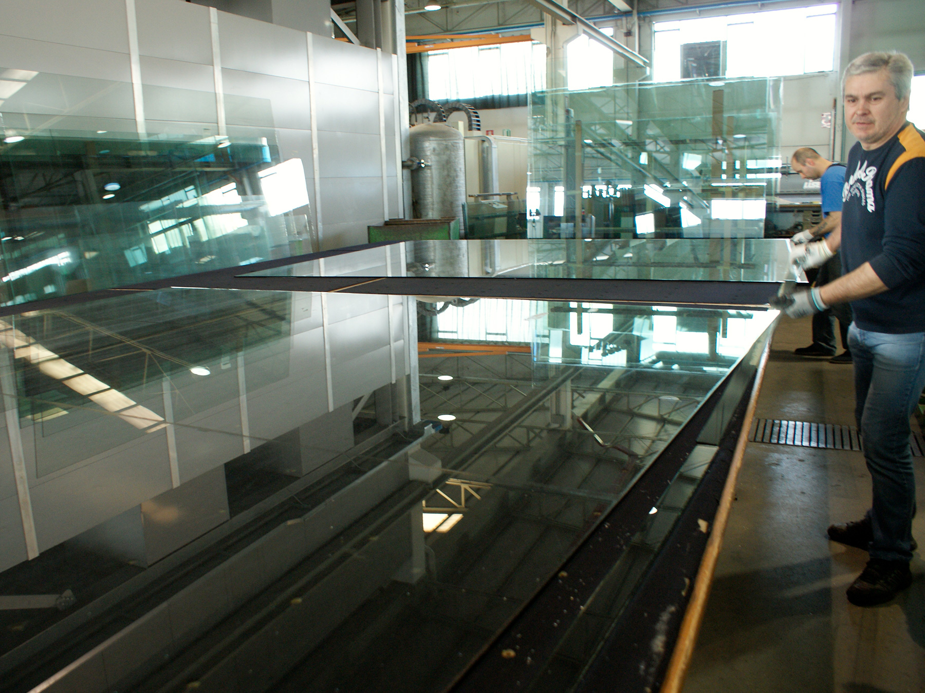 Taglio vetro su misura - Lavorazione del vetro Union Glass